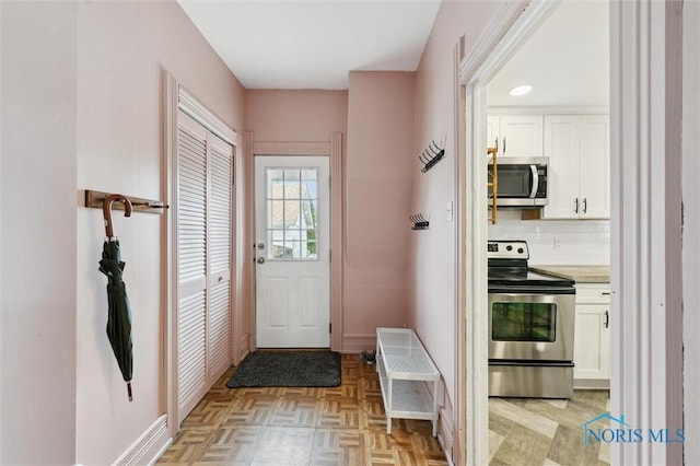 entryway featuring baseboards