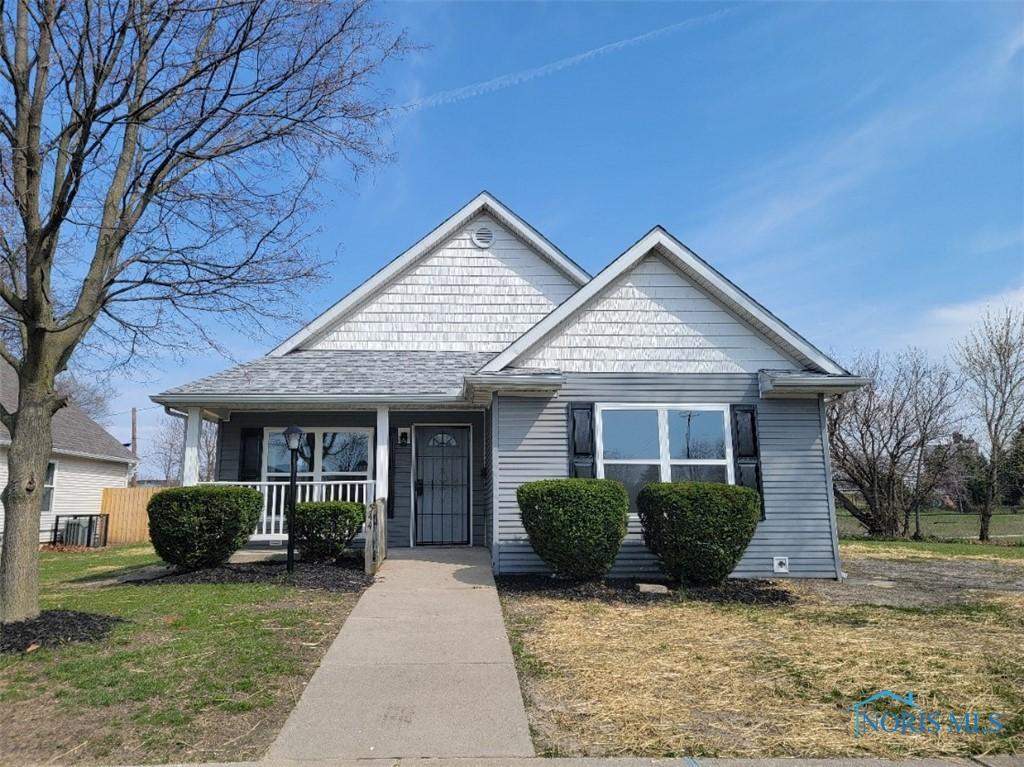 544 Fernwood Ave, Toledo, OH 43604 - bungalow-style home featuring a front yard, a porch, and fence