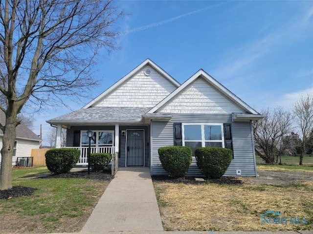 544 Fernwood Ave, Toledo, OH 43604 - bungalow-style home featuring a front yard, a porch, and fence