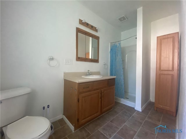 715 Raymer Blvd, Toledo, OH 43605 - full bathroom with toilet, a shower with shower curtain, vanity, and baseboards