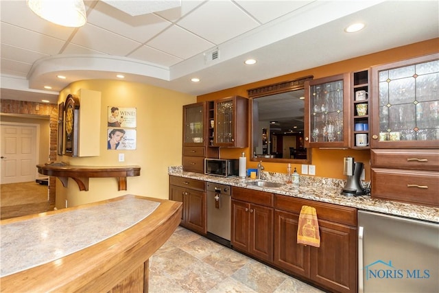 bar with a sink, dishwasher, a raised ceiling, visible vents, and recessed lighting