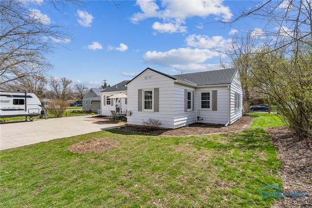 242 E Yates Ave, Findlay, OH 45840 - view of front facade with roof with shingles, driveway, and a front lawn