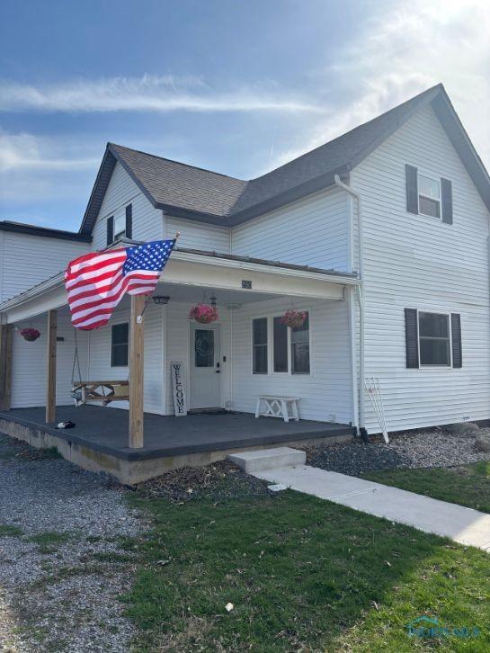 view of front of property with a front lawn and covered porch