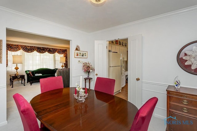 dining space with ornamental molding