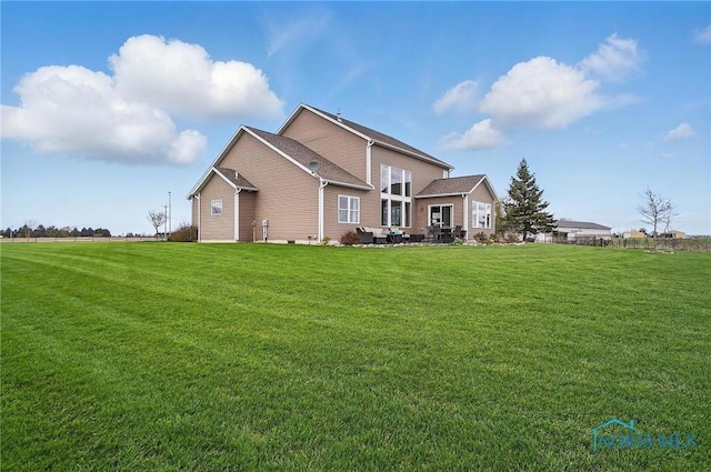 view of front of house featuring a front lawn