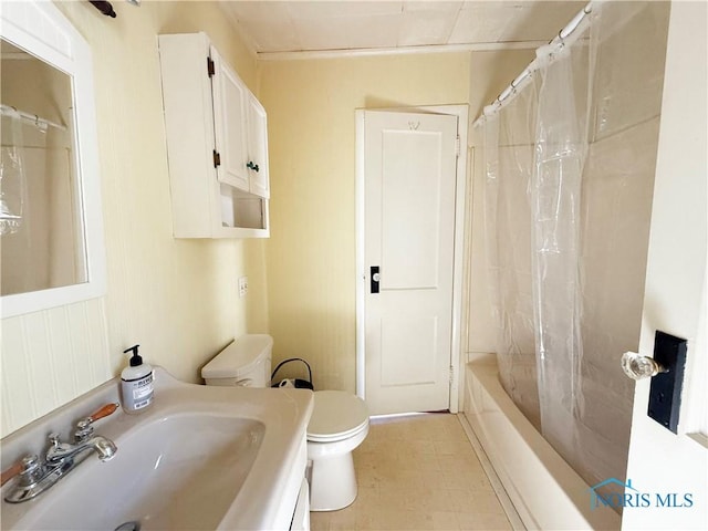 440 Union Ct, Fostoria, OH 44830 - full bathroom with shower / bath combination with curtain, vanity, and toilet