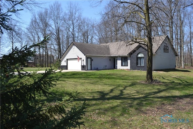ranch-style home featuring a front lawn and a garage