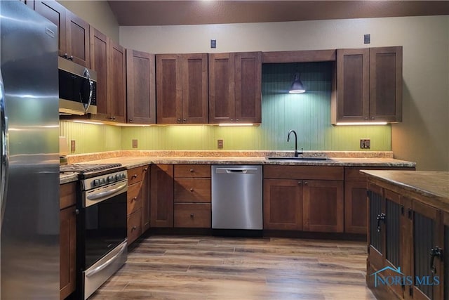 1673 Evan Dr, Defiance, OH 43512 - kitchen featuring appliances with stainless steel finishes, a sink, and light wood-type flooring