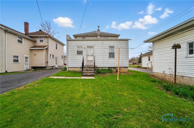 806 W Tiffin St, Fostoria, OH 44830 - back of property featuring entry steps and a lawn
