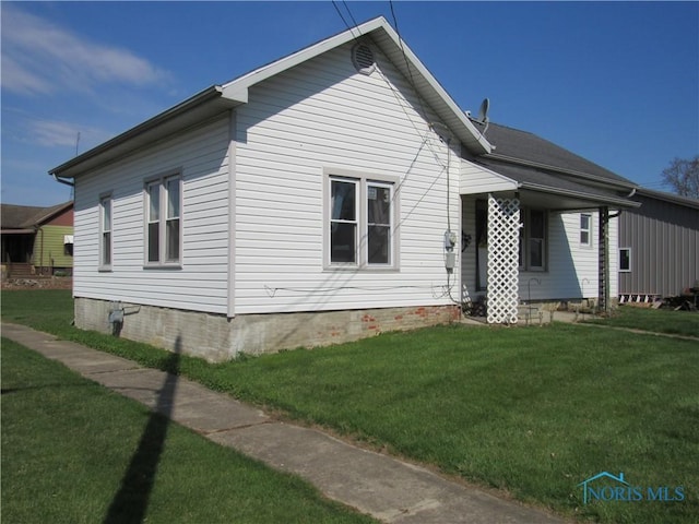 104 S Summit St, Edon, OH 43518 - view of front of house featuring a front lawn