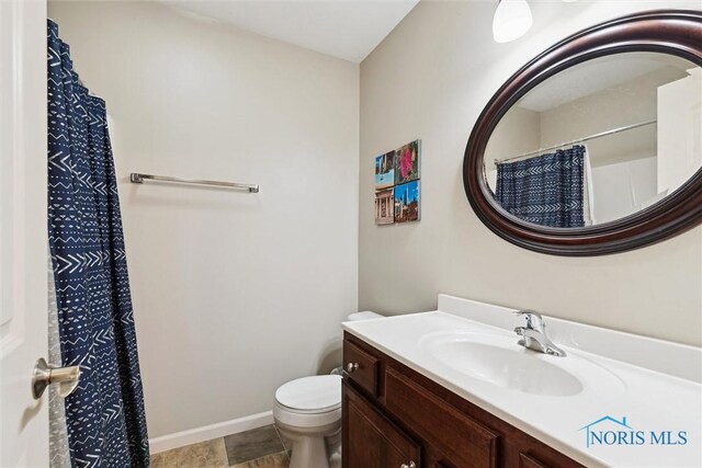bathroom featuring vanity, baseboards, a shower with curtain, and toilet