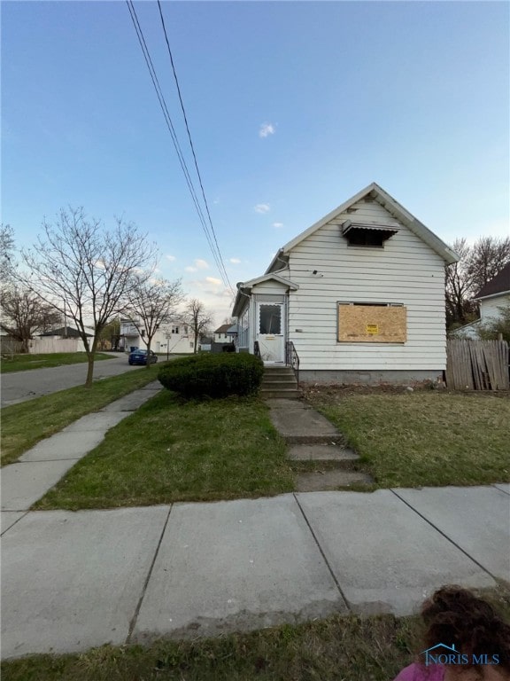 2398 York St, Toledo, OH 43605 - shotgun-style home featuring a front yard and fence