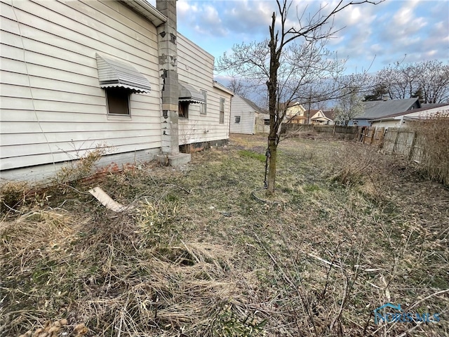 2398 York St, Toledo, OH 43605 - view of yard featuring fence
