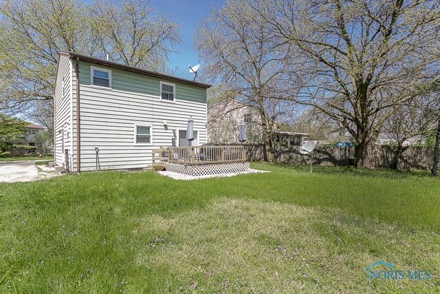 853 Circleview Dr, Toledo, OH 43615 - back of property featuring a lawn, a wooden deck, and fence
