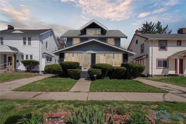 2000 Oakwood Ave, Toledo, OH 43607 - american foursquare style home with a front lawn