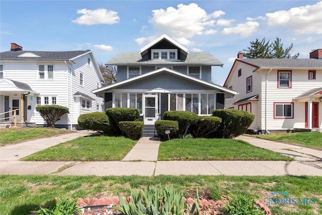 2000 Oakwood Ave, Toledo, OH 43607 - american foursquare style home with a front yard