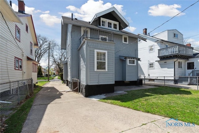 2000 Oakwood Ave, Toledo, OH 43607 - back of property featuring fence and a lawn