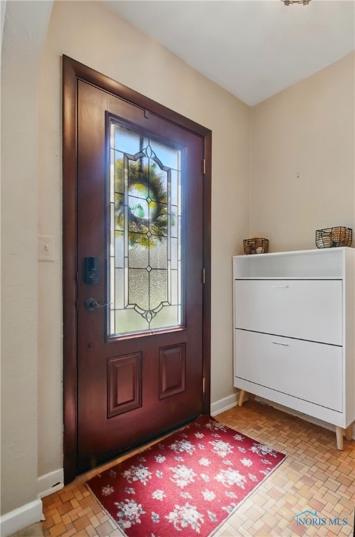 3122 Hopewell Pl, Toledo, OH 43606 - entryway featuring baseboards