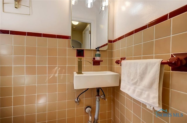 3122 Hopewell Pl, Toledo, OH 43606 - bathroom with tile walls and a sink