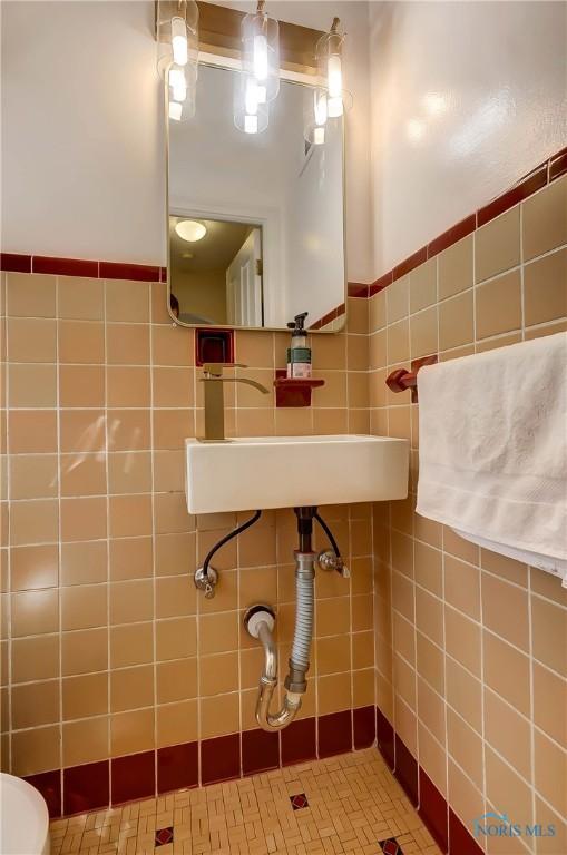 3122 Hopewell Pl, Toledo, OH 43606 - bathroom featuring tile walls and a sink