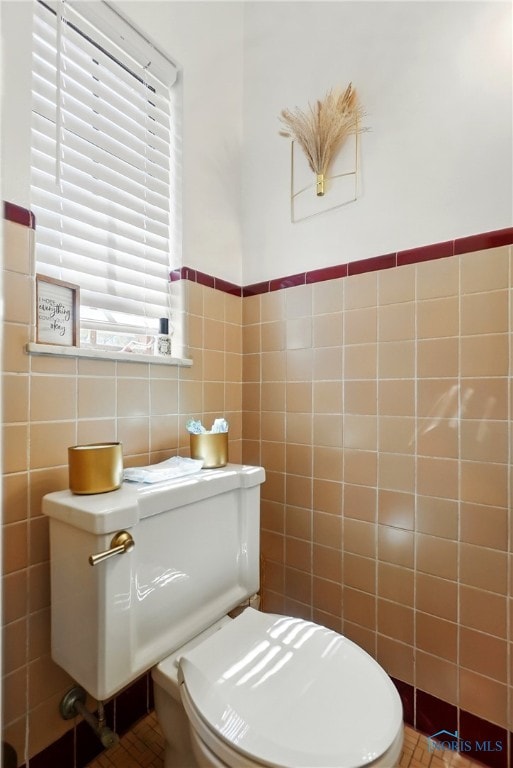 3122 Hopewell Pl, Toledo, OH 43606 - bathroom with toilet and tile walls
