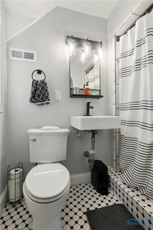 3122 Hopewell Pl, Toledo, OH 43606 - full bathroom featuring baseboards, visible vents, toilet, and a shower with curtain