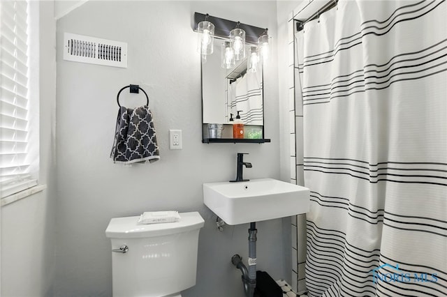 3122 Hopewell Pl, Toledo, OH 43606 - full bath with a sink, toilet, visible vents, and a shower with shower curtain