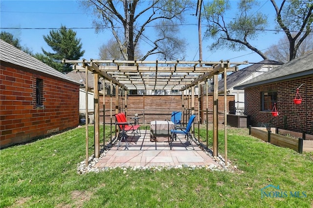 3122 Hopewell Pl, Toledo, OH 43606 - view of yard featuring a fenced backyard and a patio area