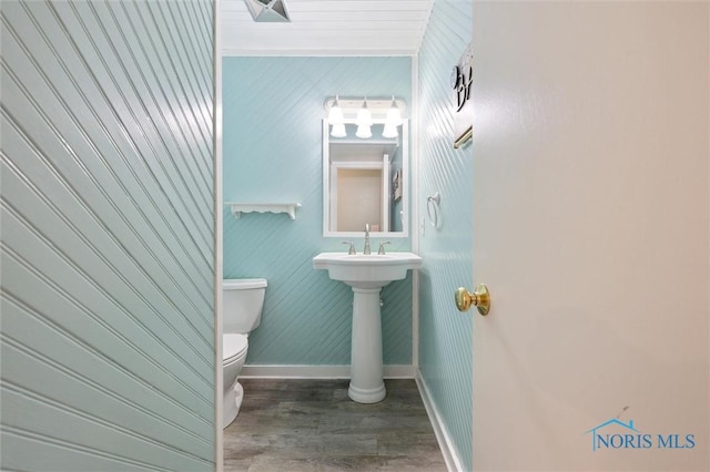 5718 Aspen Dr Unit 15, Toledo, OH 43615 - bathroom featuring baseboards, wood finished floors, and toilet