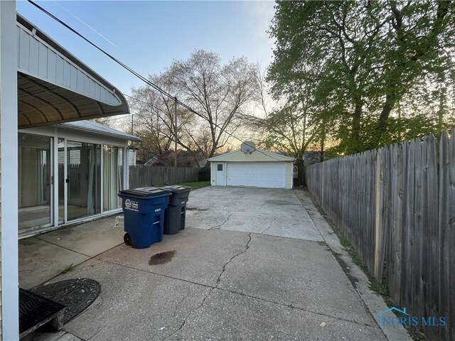 3721 Kershaw Ave, Toledo, OH 43613 - detached garage featuring fence