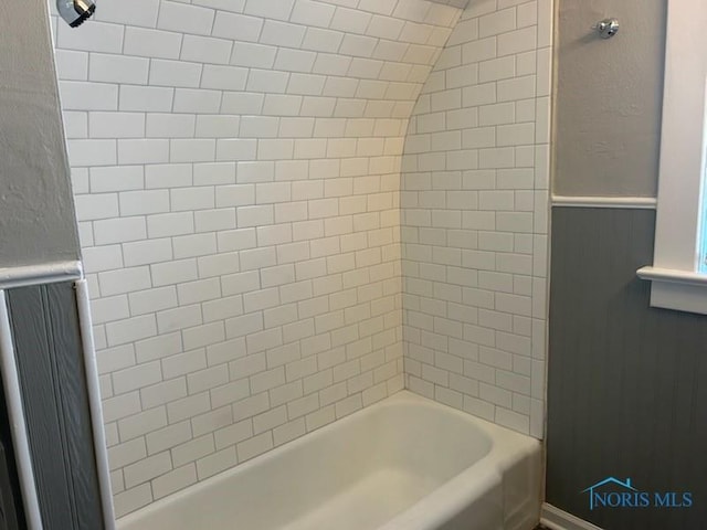 419 Spencer St, Toledo, OH 43609 - bathroom featuring vaulted ceiling and shower / washtub combination