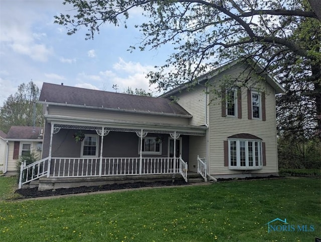 view of front facade featuring covered porch and a front lawn