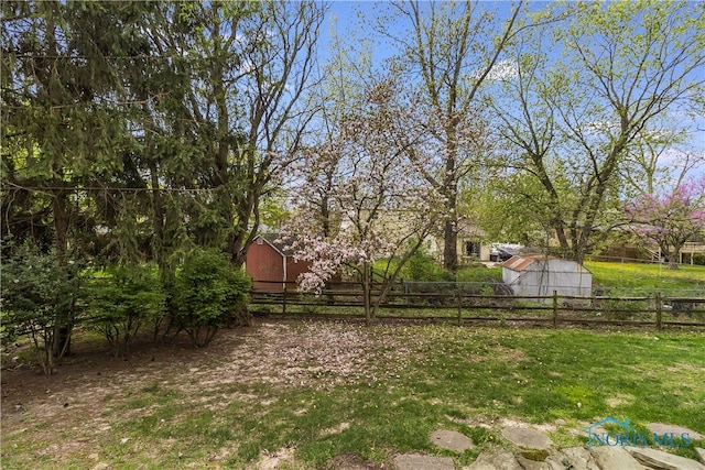2214 Thornridge Dr, Toledo, OH 43614 - view of yard with an outbuilding and a barn