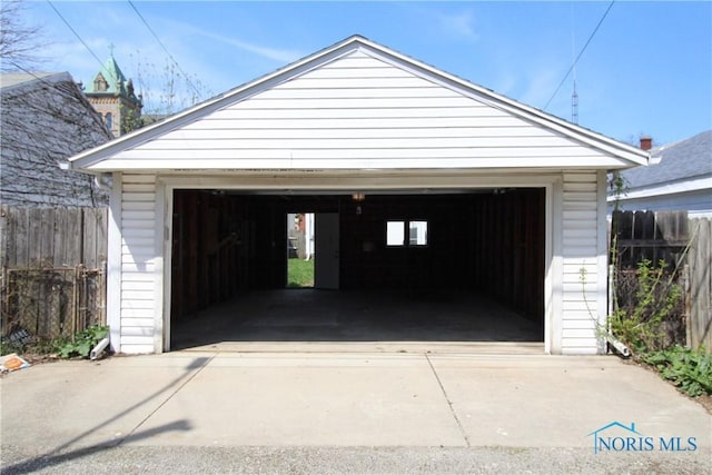304 Dexter St, Toledo, OH 43608 - detached garage featuring fence