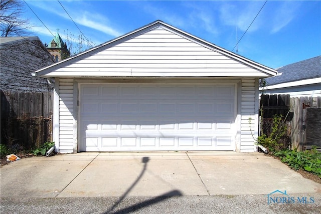 304 Dexter St, Toledo, OH 43608 - detached garage with fence