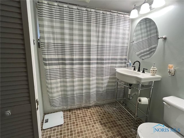 825 S Clinton St, Defiance, OH 43512 - bathroom featuring toilet and a shower with curtain