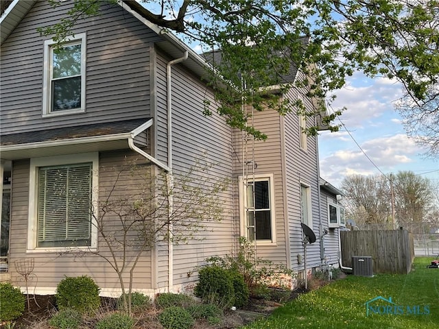 825 S Clinton St, Defiance, OH 43512 - view of side of home with fence and cooling unit
