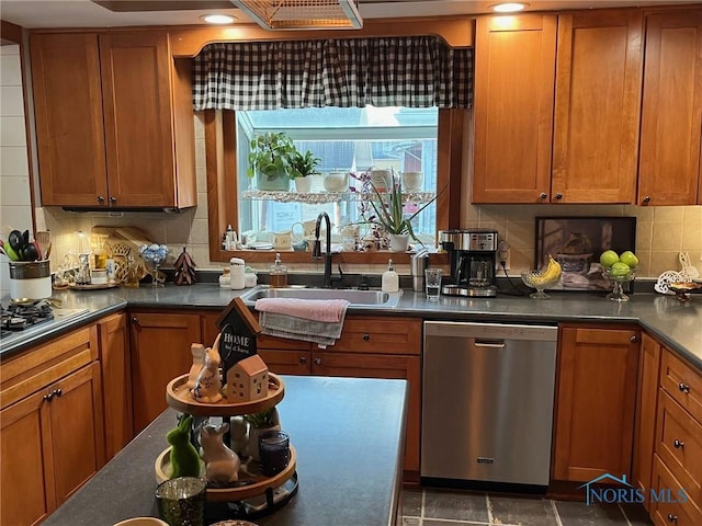 825 S Clinton St, Defiance, OH 43512 - kitchen with dark countertops, stainless steel appliances, and a sink