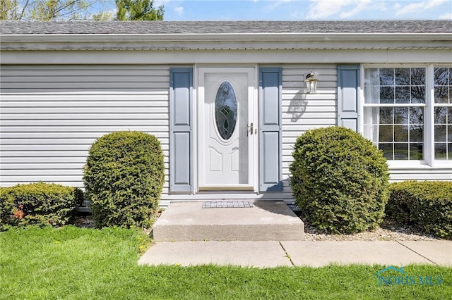 14384 Georgetown Dr, Bowling Green, OH 43402 - entrance to property with a shingled roof