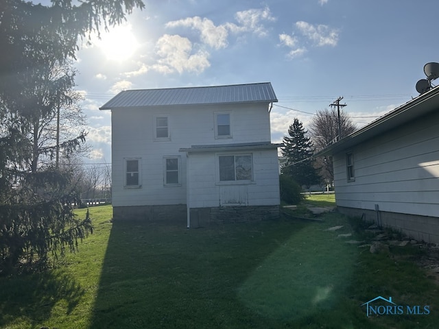 back of house featuring a yard