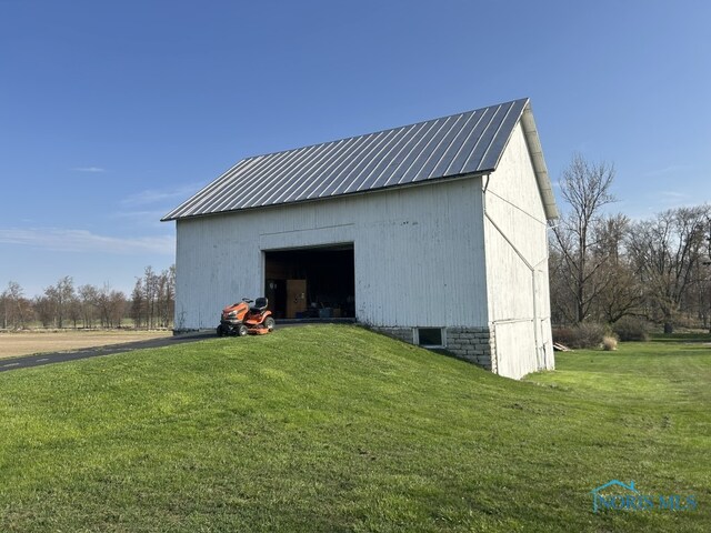view of outdoor structure featuring an outdoor structure