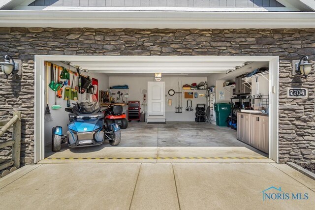 7704 Lonetree Ct, Maumee, OH 43537 - view of garage