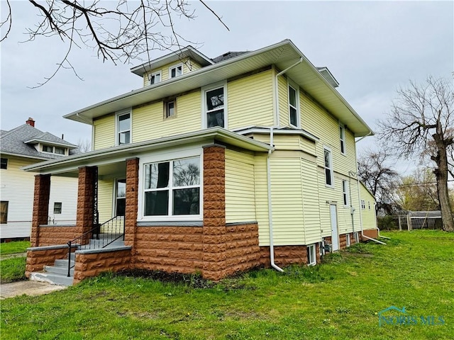 view of front of home featuring a front yard