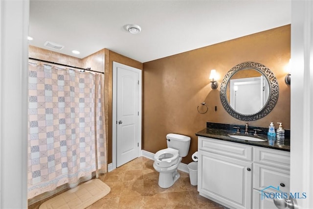 10915 Reed Rd, Monclova, OH 43542 - full bathroom featuring toilet, curtained shower, vanity, baseboards, and visible vents