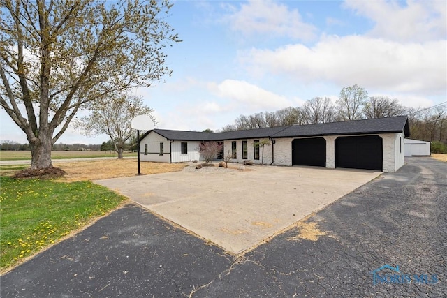 view of front of home featuring a front yard, driveway, and an attached garage