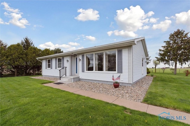 view of front of property featuring a front lawn