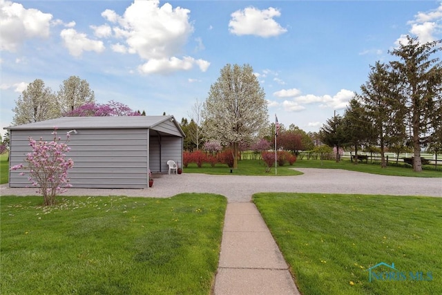 view of yard featuring an outbuilding
