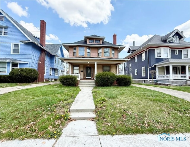 traditional style home featuring a porch and a front lawn