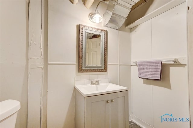 3533 Edgevale Rd, Ottawa Hills, OH 43606 - bathroom featuring toilet, vanity, and backsplash