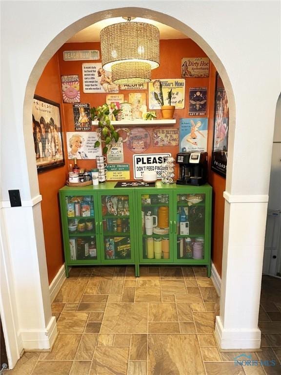 399 Melmore St, Tiffin, OH 44883 - bar featuring arched walkways and baseboards